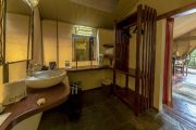 Ashinil Mara Camp Bathroom